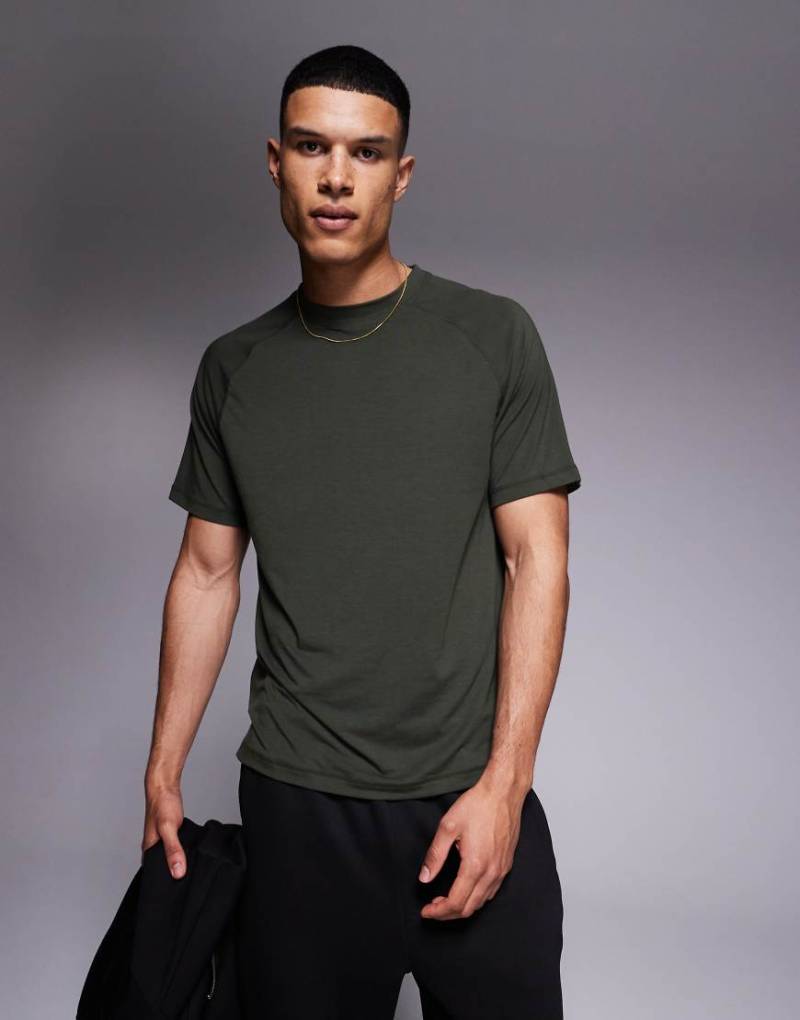 4505 - Icon - Boxy Fit Oversize-Sport-T-Shirt in Khaki aus Performance-Jersey-Grün 4505 - Icon - Boxy Fit Oversize-Sport-T-Shirt in Khaki aus Performance-Jersey-Grün von 4505