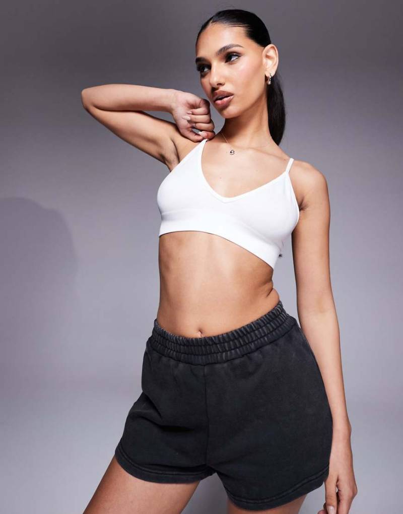 4505 - Intimate - Nahtloser Sport-BH in Weiß mit leichter Stützkraft von 4505