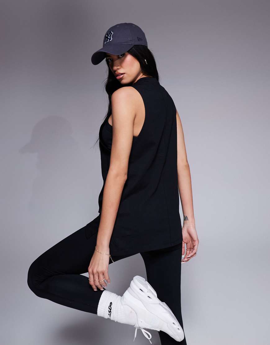 4505 - Icon - Sport-Trägertop aus schnell trocknender Baumwolle in Schwarz mit tiefem Armausschnitt von 4505