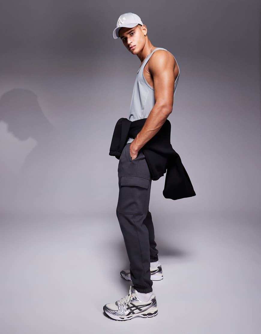 4505 - Icon Training - Schnell trocknende Performance-Jogginghose in Anthrazit mit Cargotaschen-Grau von 4505