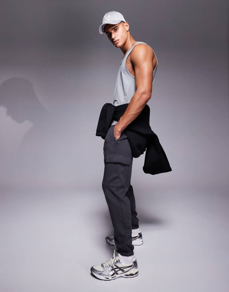 4505 - Icon Training - Schnell trocknende Performance-Jogginghose in Anthrazit mit Cargotaschen-Grau von 4505