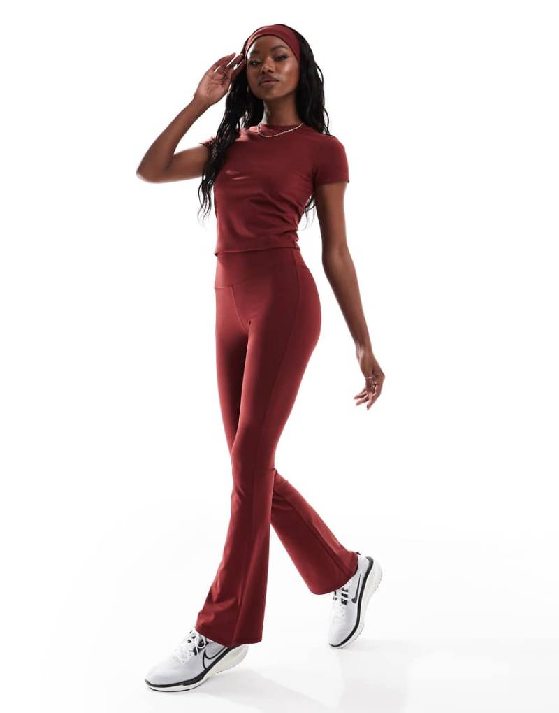 4505 - Icon - Weiche, schmal geschnittene Schlag-Leggings in Burgunderrot von 4505
