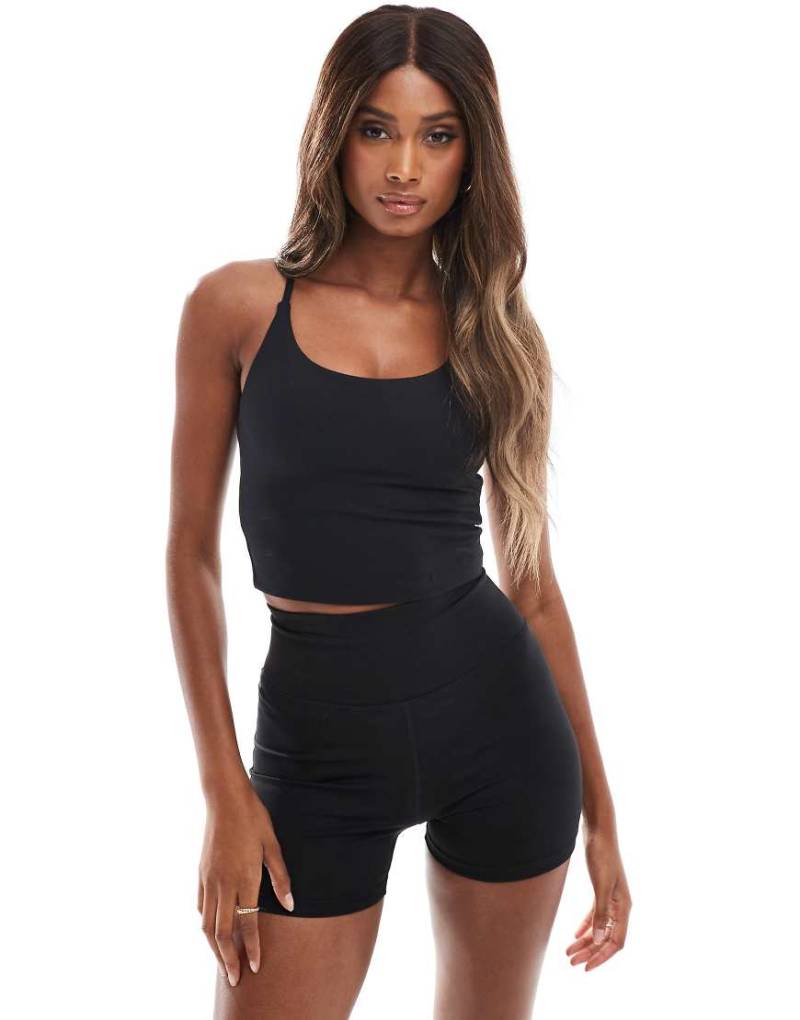 4505 - Icon - Weiches Yoga-Camisole in Schwarz mit integriertem BH und verstellbaren Trägern von 4505