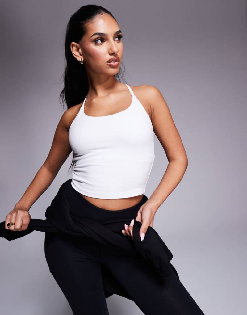 4505 - Icon - Weiches Yoga-Camisole in Weiß mit integriertem BH und verstellbaren Trägern von 4505