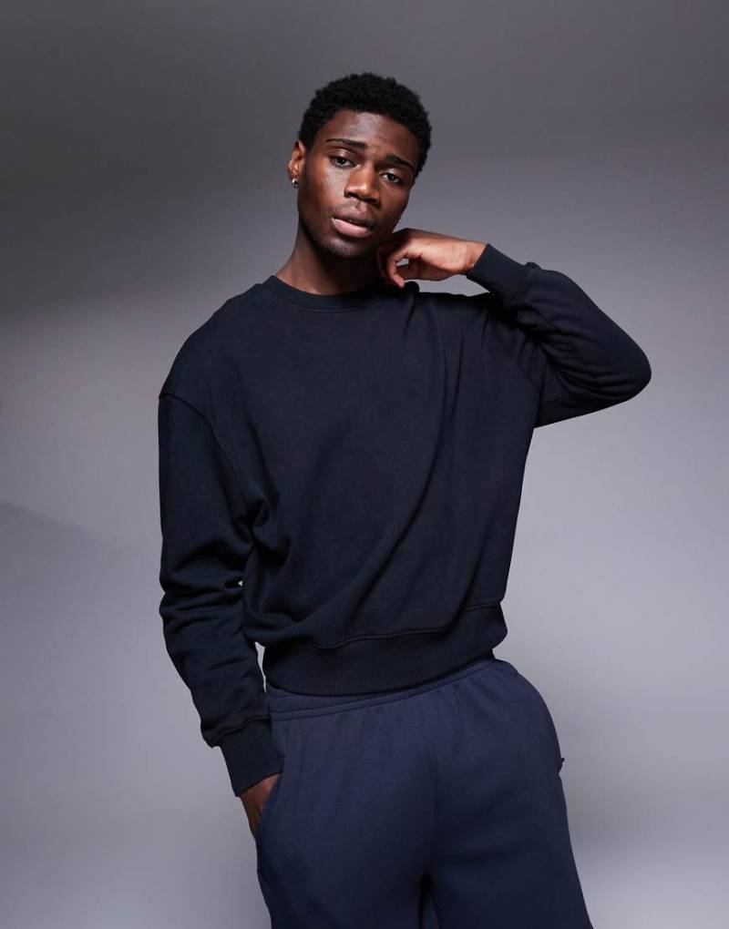 4505 - Kastiges, schnell trocknendes Sport-Sweatshirt in verwaschenem Schwarz mit kurzem Schnitt von 4505