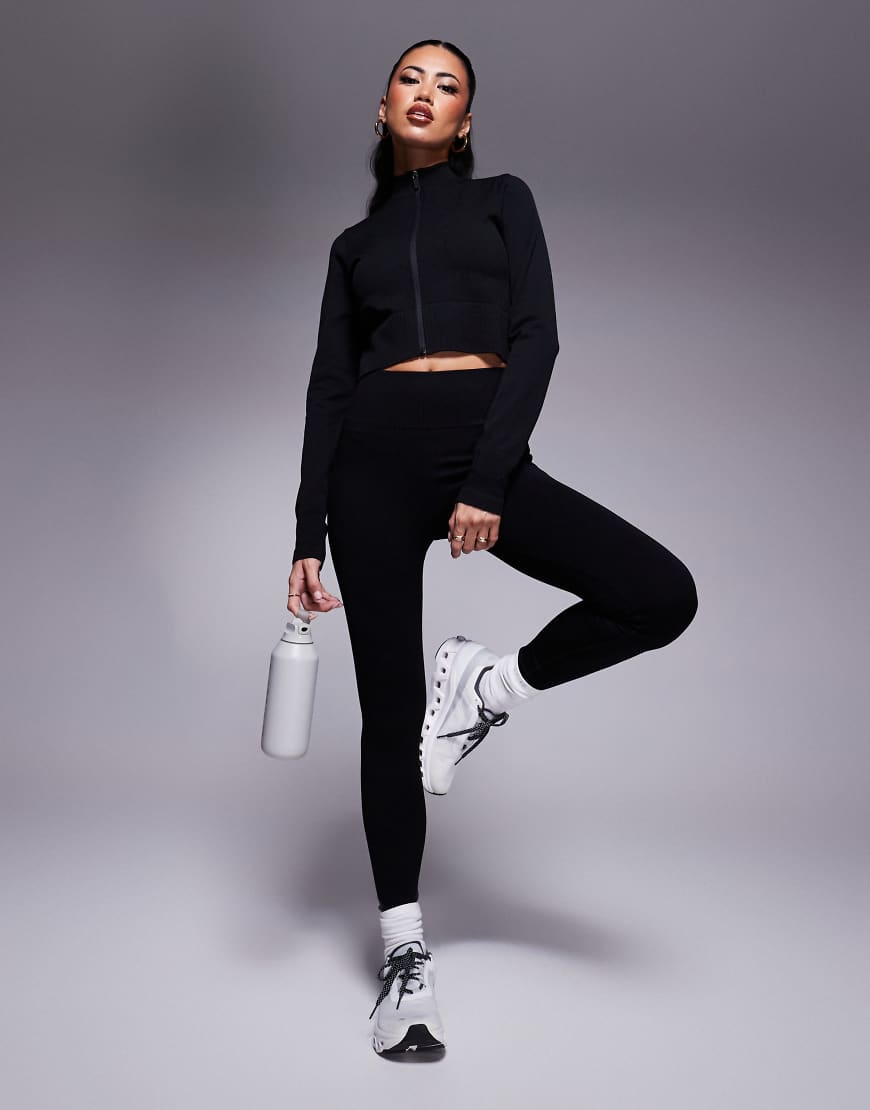 4505 - Nahtlose, figurbetonte Trainingsjacke in Schwarz mit Reißverschluss 4505 - Nahtlose, figurbetonte Trainingsjacke in Schwarz mit Reißverschluss von 4505
