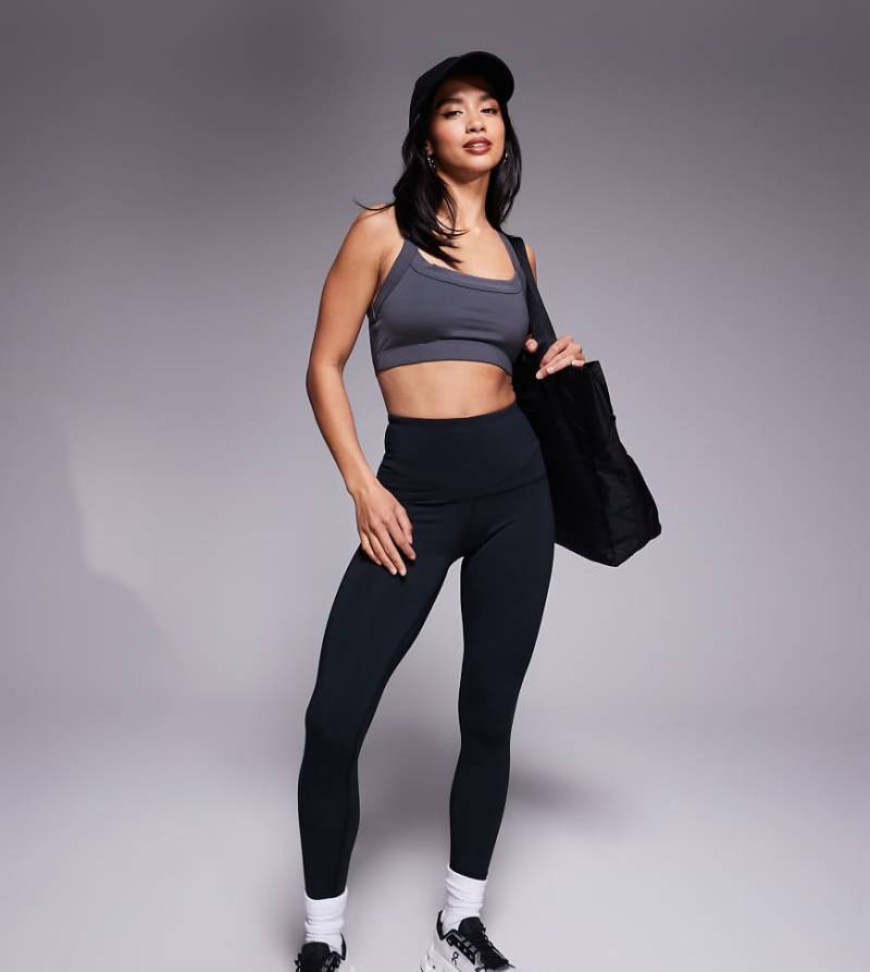 4505 Petite - Icon - Po-formende Sport-Leggings in Schwarz mit Innentasche und hohem Bund von 4505