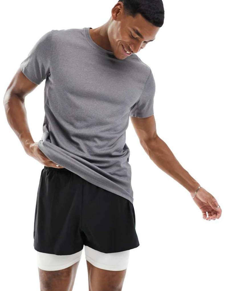 4505 - Schnelltrocknendes Sport-T-Shirt in Kalkgrau mit Logo von 4505