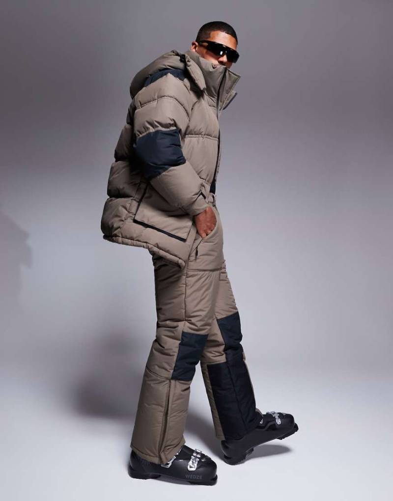 4505 - Ski - Wasserabweisende Skihose in Lehm mit Blockfarbendesign und geradem Schnitt-Neutral von ASOS 4505 Ski & Snow