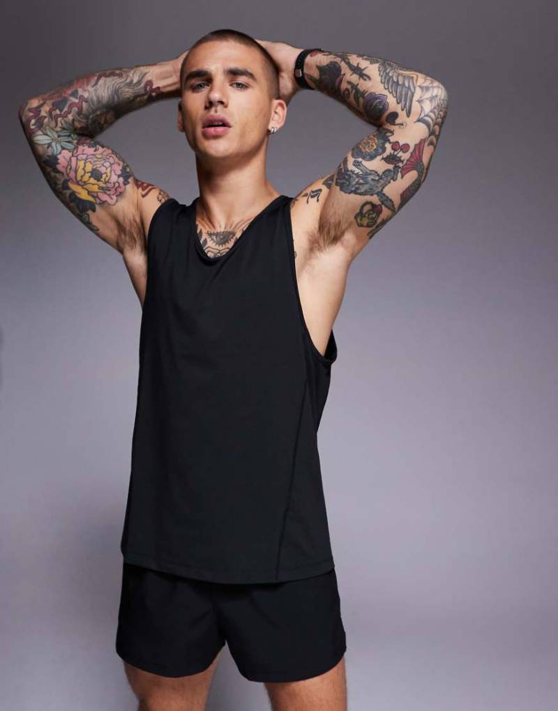 4505 - Sport-Trägershirt in Schwarz mit kleinem Logo und Ringerrücken von 4505