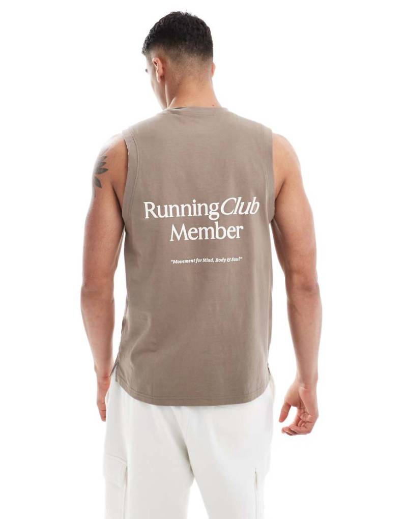 4505 - Tanktop in Lehmbeige mit „Running Club"-Rückenprint-Grau von 4505