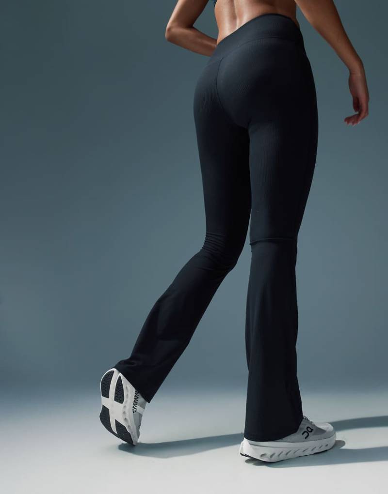 4505 - Weiche, ausgestellte Yoga-Leggings in geripptem Schwarz mit schmalem Schnitt 4505 - Weiche, ausgestellte Yoga-Leggings in geripptem Schwarz mit schmalem Schnitt von 4505