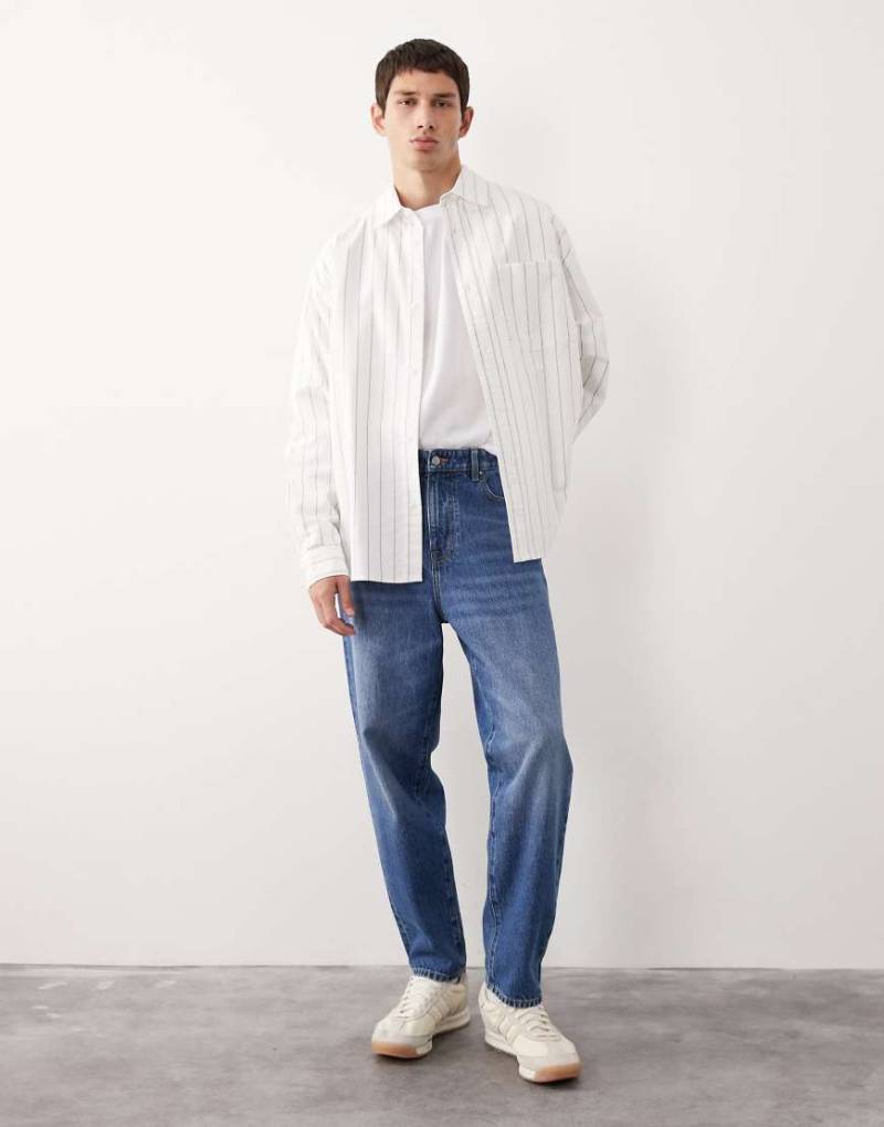 ASOS CLTV - AC-B-251 - Schmal zulaufende Jeans in verwaschenem Mittelblau ASOS CLTV - AC-B-251 - Schmal zulaufende Jeans in verwaschenem Mittelblau von ASOS COLLECTIVE