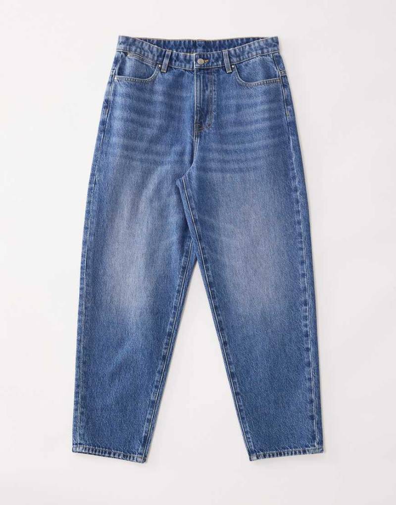 ASOS CLTV - AC-B-251 - Schmal zulaufende Jeans in verwaschenem Mittelblau von ASOS COLLECTIVE