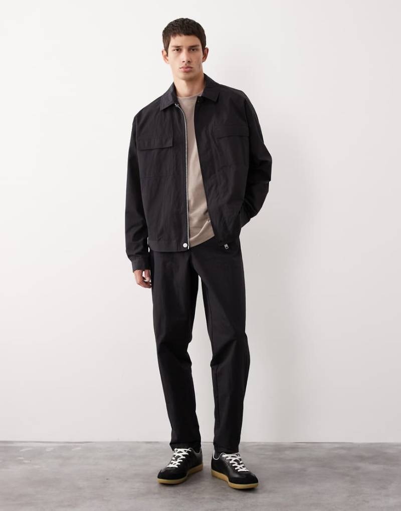 ASOS COLLECTIVE - AC-B-252 - Schmal zulaufende Karotten-Chino in Schwarz von ASOS COLLECTIVE