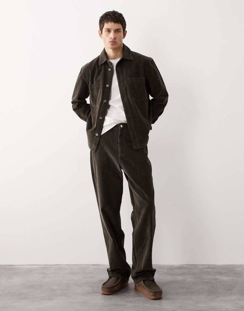 ASOS COLLECTIVE - AC-B-253 Signature - Gerade geschnittene Hose aus Cord in Braun-Brown ASOS COLLECTIVE - AC-B-253 Signature - Gerade geschnittene Hose aus Cord in Braun-Brown von ASOS COLLECTIVE