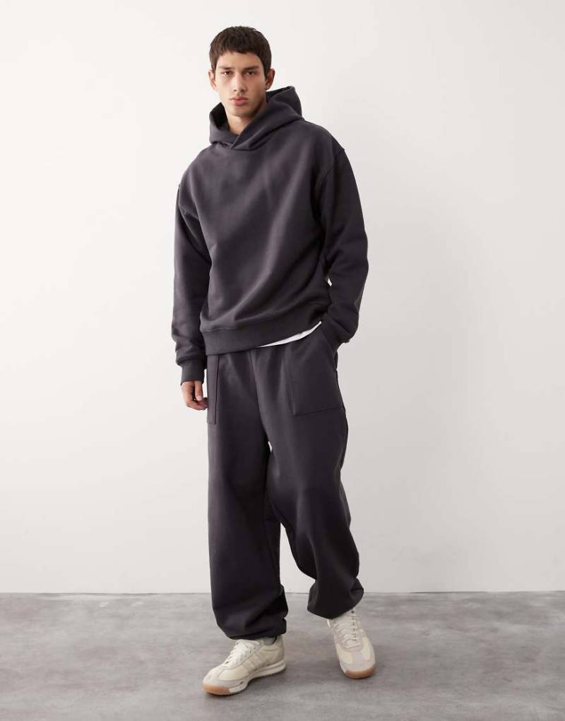 ASOS COLLECTIVE - AC-B-2571 - Jogginghose aus schwerem Stoff in Anthrazit mit Bündchen und Signatur-Grau ASOS COLLECTIVE - AC-B-2571 - Jogginghose aus schwerem Stoff in Anthrazit mit Bündchen und Signatur-Grau von ASOS COLLECTIVE