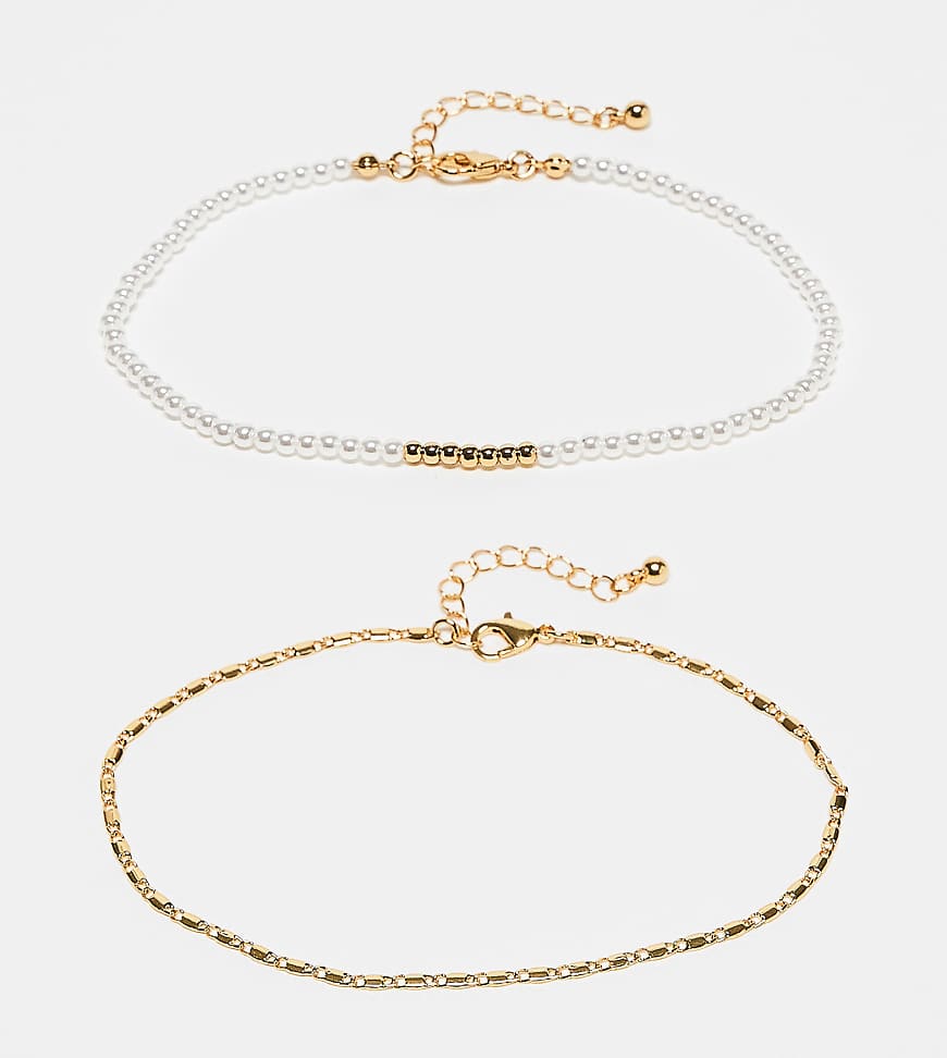 ASOS DESIGN Curve - 2er-Pack goldfarbene Fußkettchen mit 14-Karat-Vergoldung im zartem Ketten- und Kunstperlendesign ASOS DESIGN Curve - 2er-Pack goldfarbene Fußkettchen mit 14-Karat-Vergoldung im zartem Ketten- und Kunstperlendesign von ASOS Curve