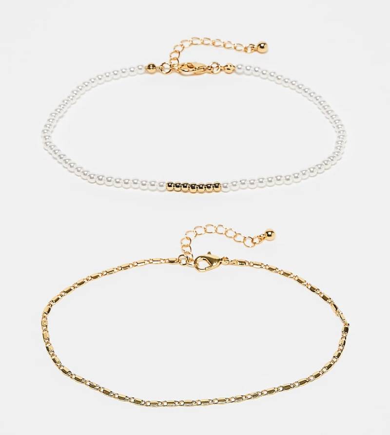 ASOS DESIGN Curve - 2er-Pack goldfarbene Fußkettchen mit 14-Karat-Vergoldung im zartem Ketten- und Kunstperlendesign von ASOS Curve