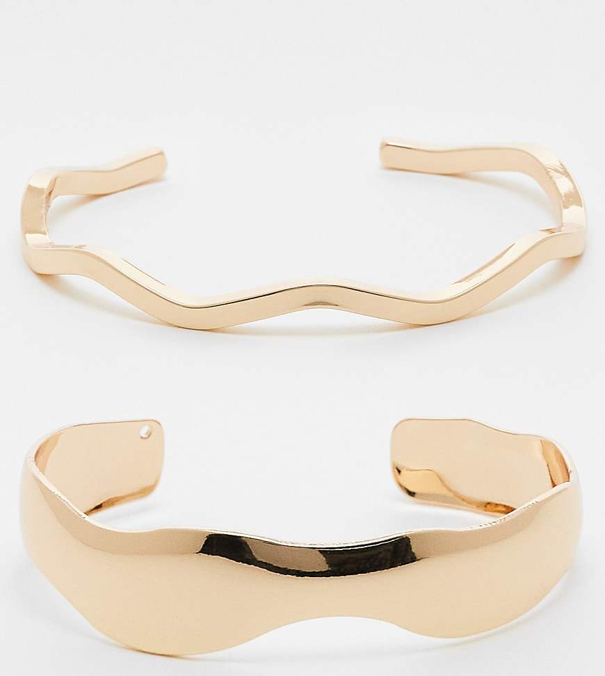 ASOS DESIGN Curve - 2er-Pack schlichte goldfarbene Armreifen von ASOS Curve