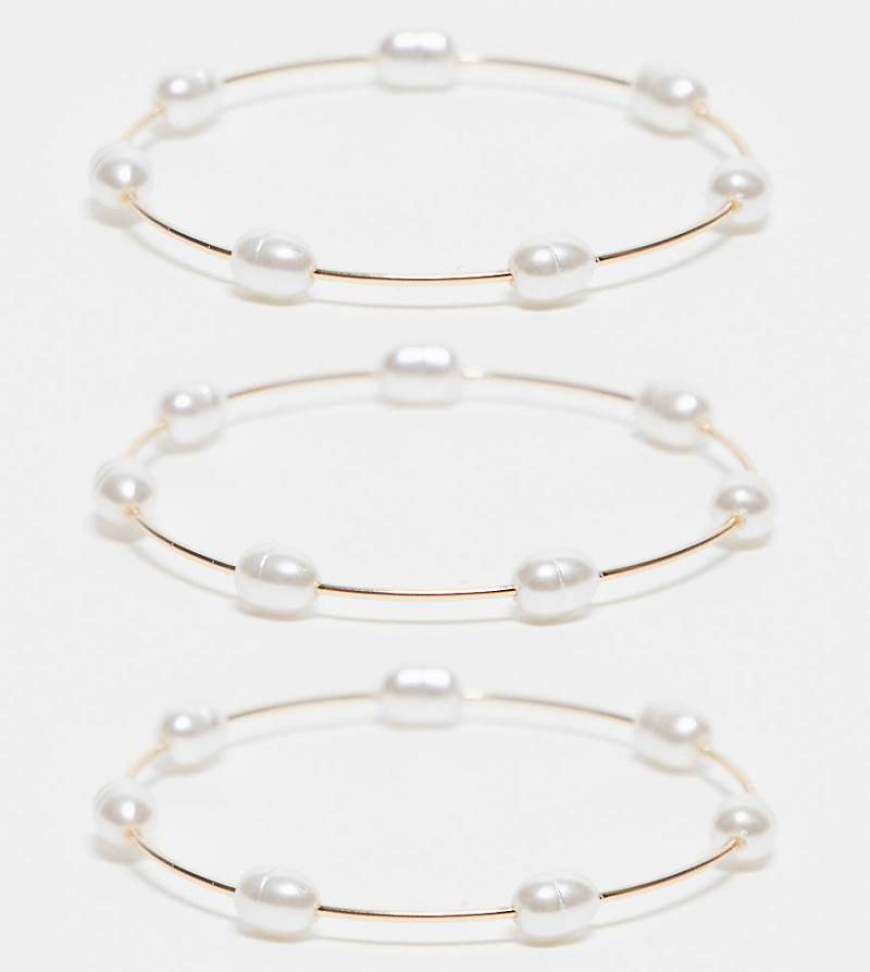 ASOS DESIGN Curve - 3er-Pack goldfarbene Armreife mit Kunstperlendetail von ASOS Curve