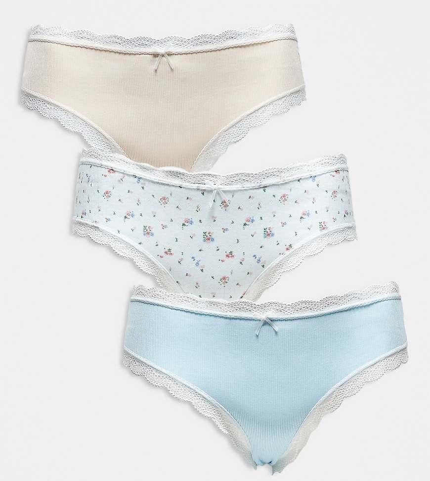 ASOS DESIGN Curve - 3er-Pack mit Spitze verzierte Brazilian-Slips mit Blümchenmuster sowie geripptem Cremeweiß und Blau-Bunt von ASOS Curve