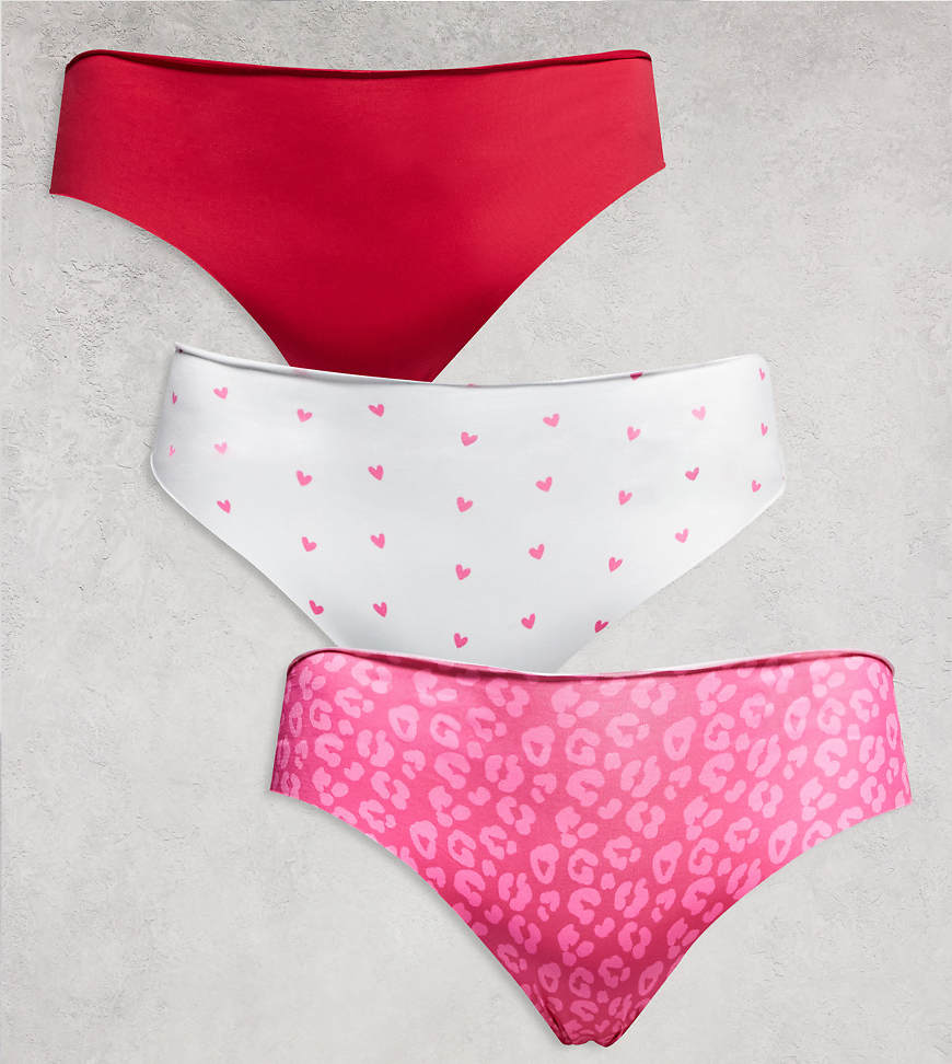 ASOS DESIGN Curve - 3er-Pack unsichtbare, brasilianische Slips in Rosa und Kirschrot mit Leoparden- und Herzmuster-Bunt von ASOS Curve