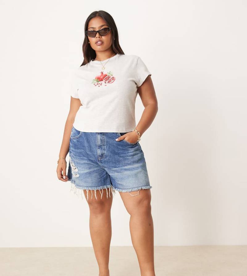 ASOS DESIGN Curve - A-Linien-Shorts im Longline-Schnitt, aus Denim in mittlerer dunkler Waschung mit Fransensaum-Blau von ASOS Curve