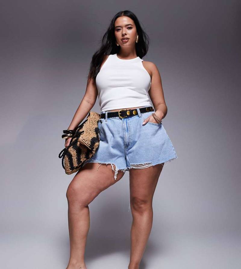 ASOS DESIGN Curve - A-Linien-Shorts in hellblauer Waschung von ASOS Curve