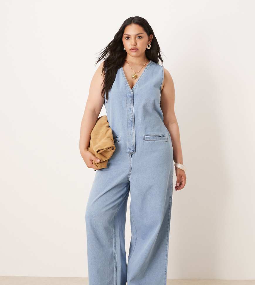 ASOS DESIGN Curve - Ärmelloser Denim-Jumpsuit in hellblauer Waschung und Bindedetail auf der Rückseite von ASOS Curve