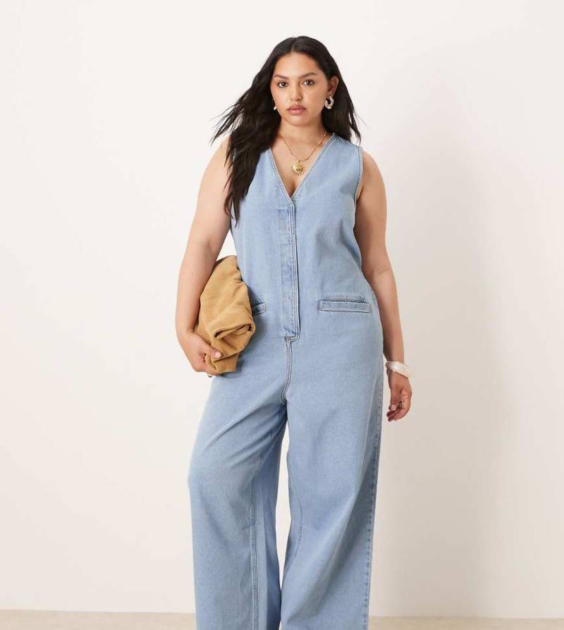 ASOS DESIGN Curve - Ärmelloser Denim-Jumpsuit in hellblauer Waschung und Bindedetail auf der Rückseite von ASOS Curve