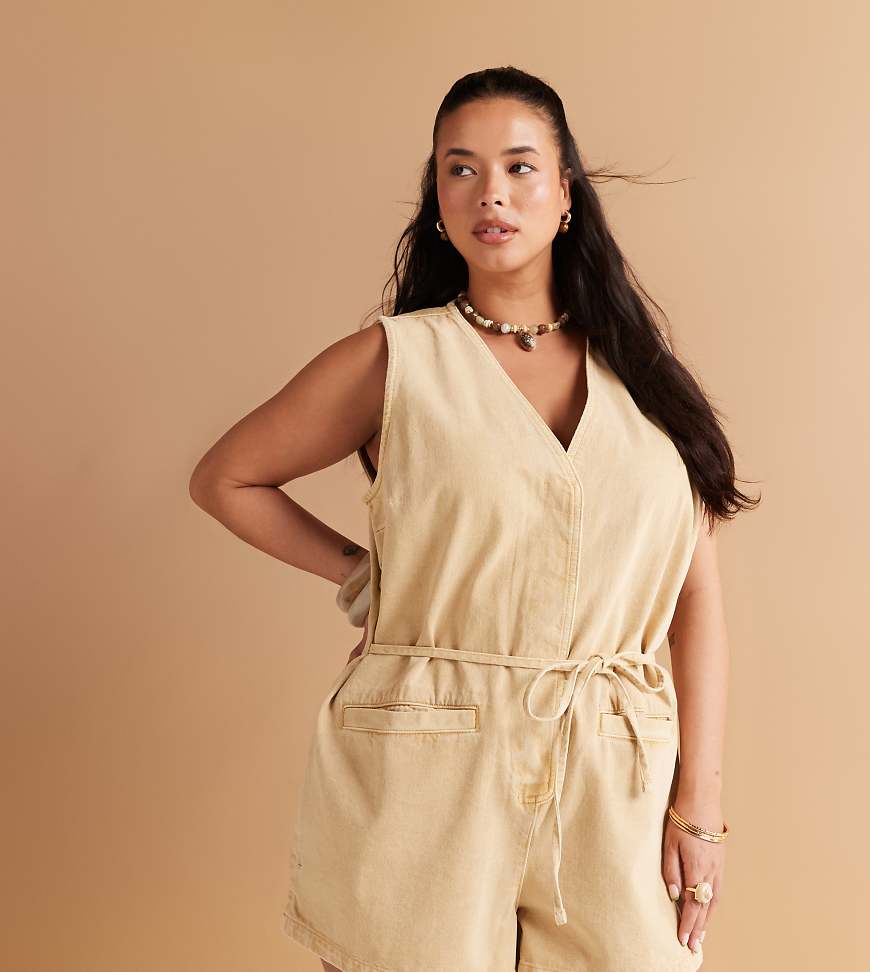 ASOS DESIGN Curve - Ärmelloser Playsuit aus hellbraunem Denim mit Bindung am Rücken ASOS DESIGN Curve - Ärmelloser Playsuit aus hellbraunem Denim mit Bindung am Rücken von ASOS Curve