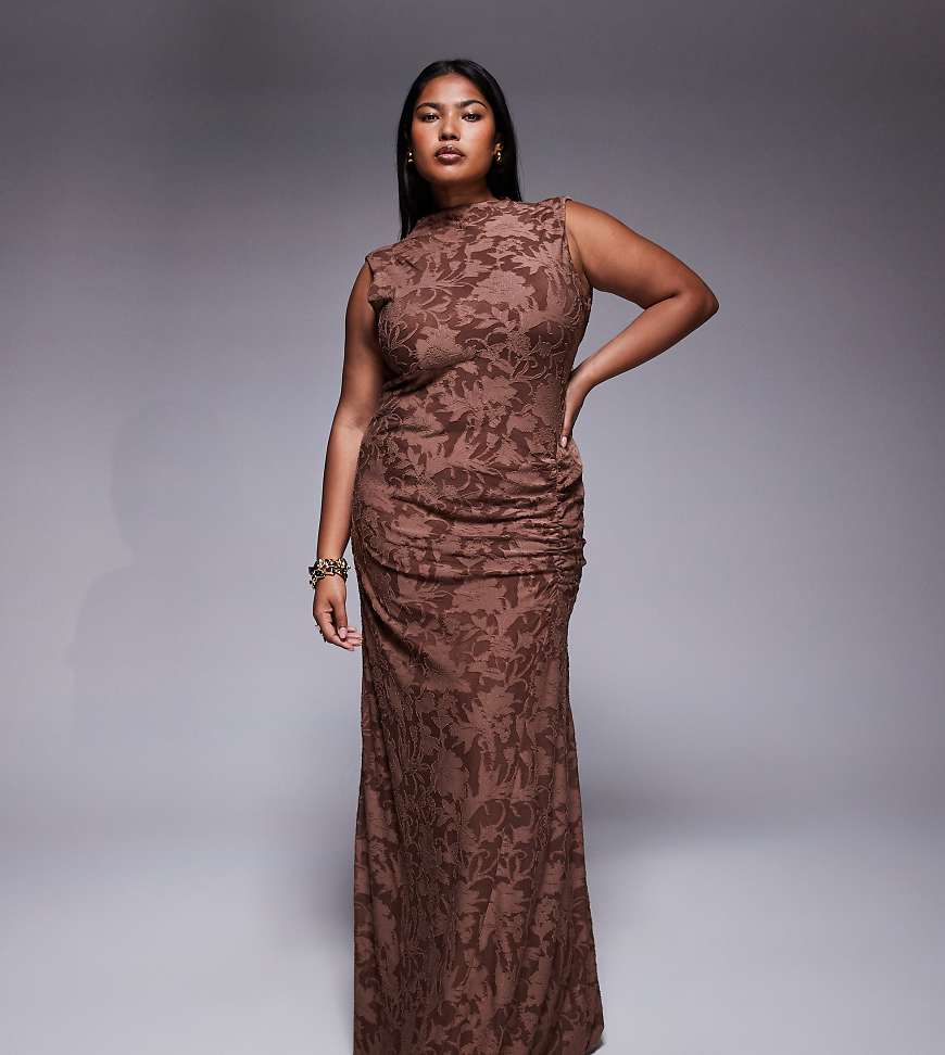 ASOS DESIGN Curve - Ärmelloses, hochgeschlossenes Maxikleid mit Ausbrennermuster in Schokobraun mit gerafftem Rock von ASOS Curve