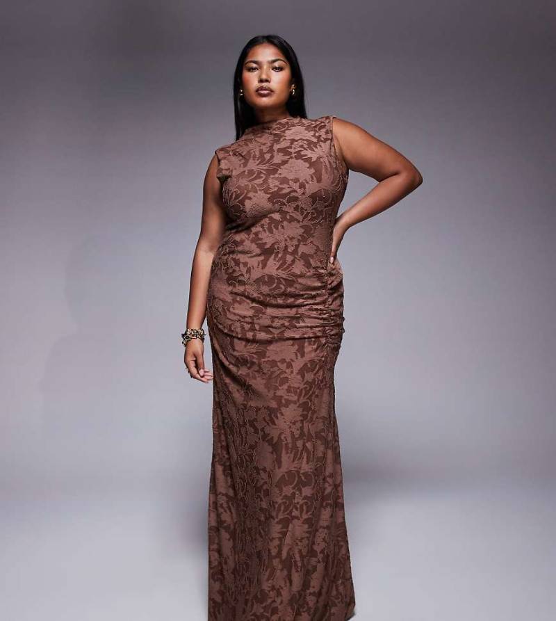 ASOS DESIGN Curve - Ärmelloses, hochgeschlossenes Maxikleid mit Ausbrennermuster in Schokobraun mit gerafftem Rock von ASOS Curve