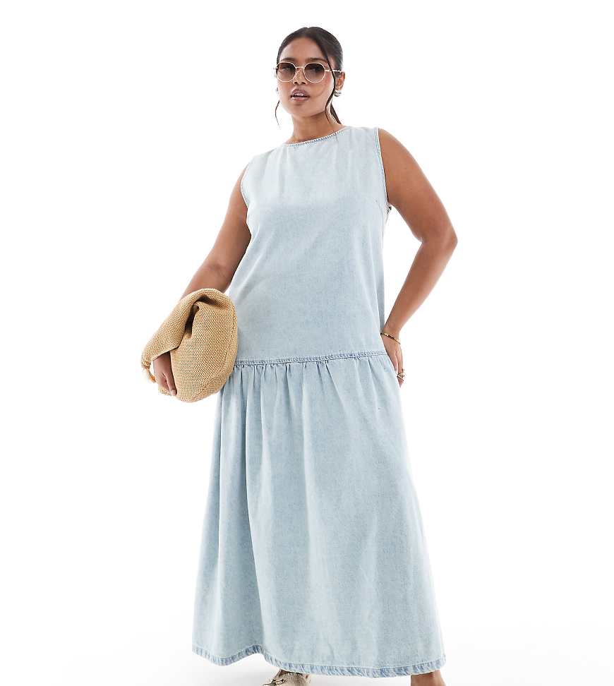 ASOS DESIGN Curve - Ärmelloses Jeans-Midikleid in hellblauer Waschung mit tiefer Taille von ASOS Curve