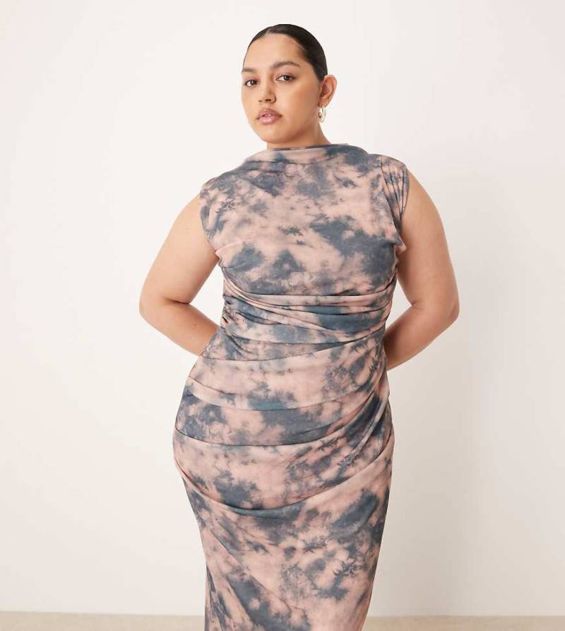 ASOS DESIGN Curve - Ärmelloses Midikleid aus gerafftem Netzstoff mit dunklem Batikmuster-Bunt von ASOS Curve