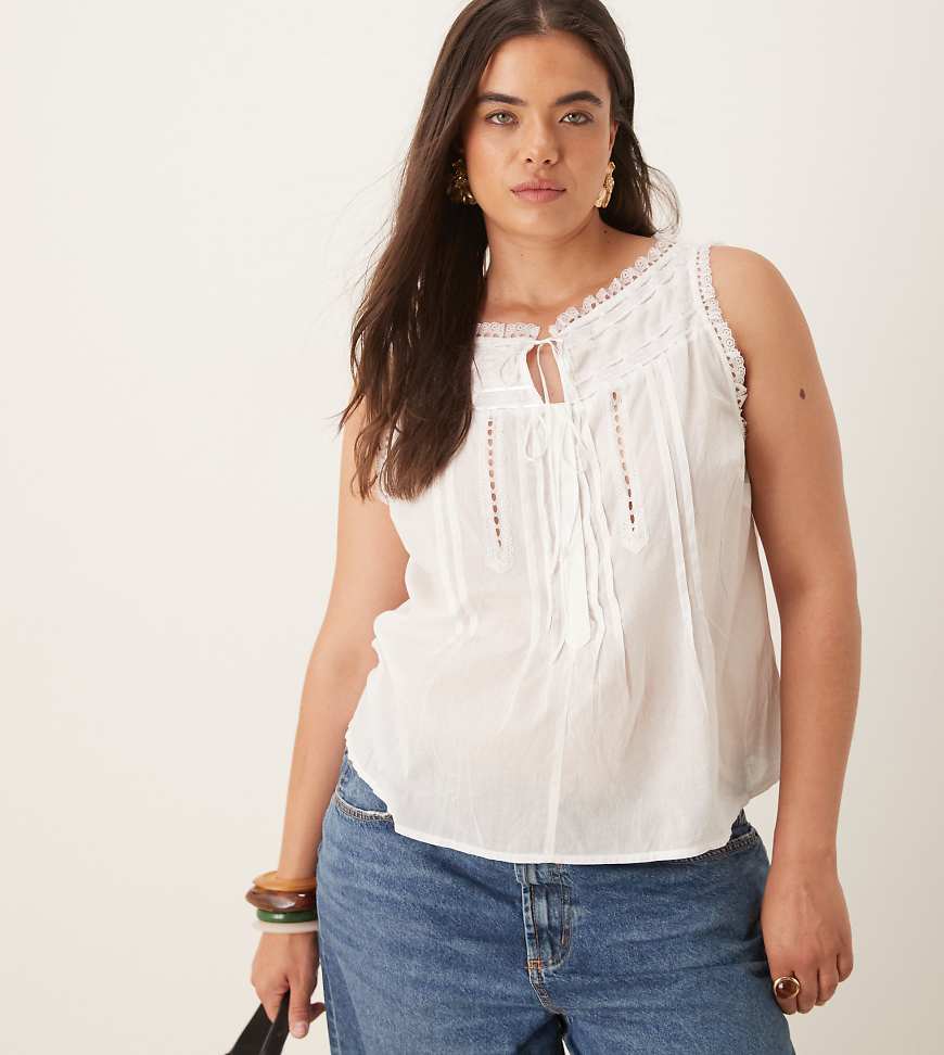 ASOS DESIGN Curve - Ärmelloses Oberteil in Weiß mit Spitzenbesatz und Bindeband ASOS DESIGN Curve - Ärmelloses Oberteil in Weiß mit Spitzenbesatz und Bindeband von ASOS Curve