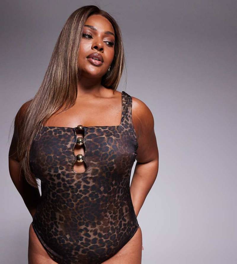 ASOS DESIGN Curve - Adriana Revenge - Badeanzug mit goldfarbenen Kugelknöpfen und Leopardenmuster-Bunt von ASOS Curve