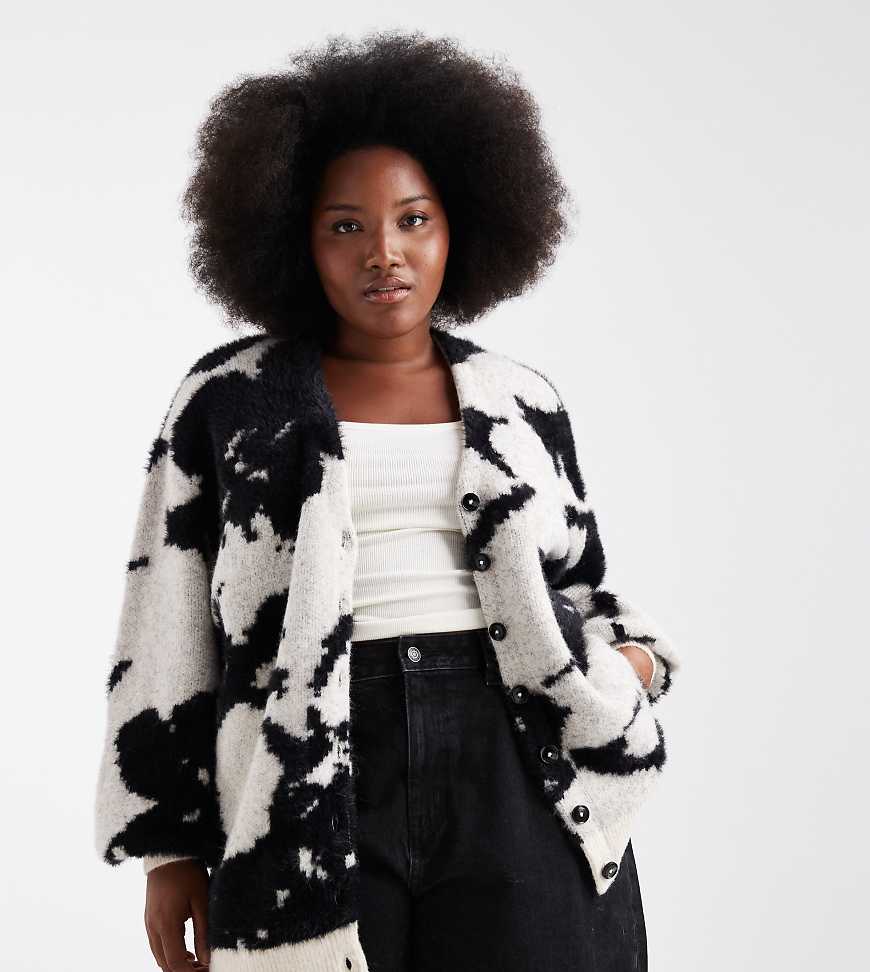 ASOS DESIGN Curve - Angeraute Boyfriend-Strickjacke in Schwarz mit Blumenmuster von ASOS Curve