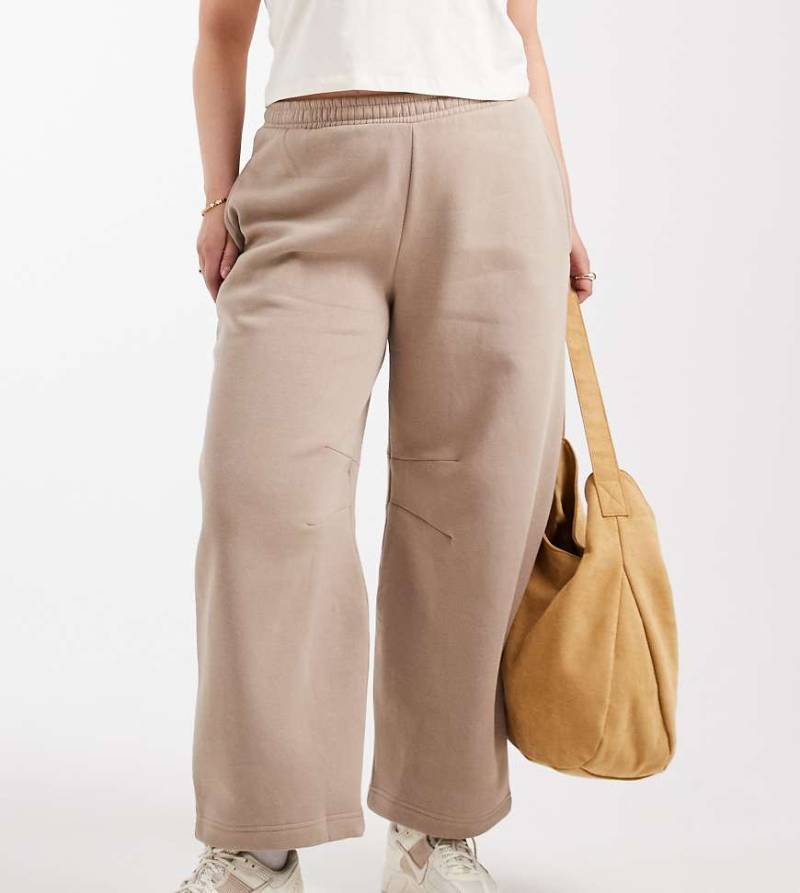 ASOS DESIGN Curve - Angeraute Jogginghose in Mokka-Taupe mit abgerundetem Beinschnitt-Brown von ASOS Curve