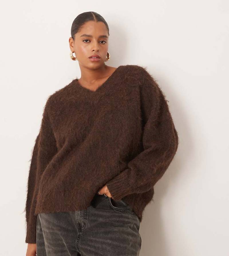 ASOS DESIGN Curve - Angerauter Oversize-Strickpullover in Schokobraun mit V-Ausschnitt-Brown von ASOS Curve