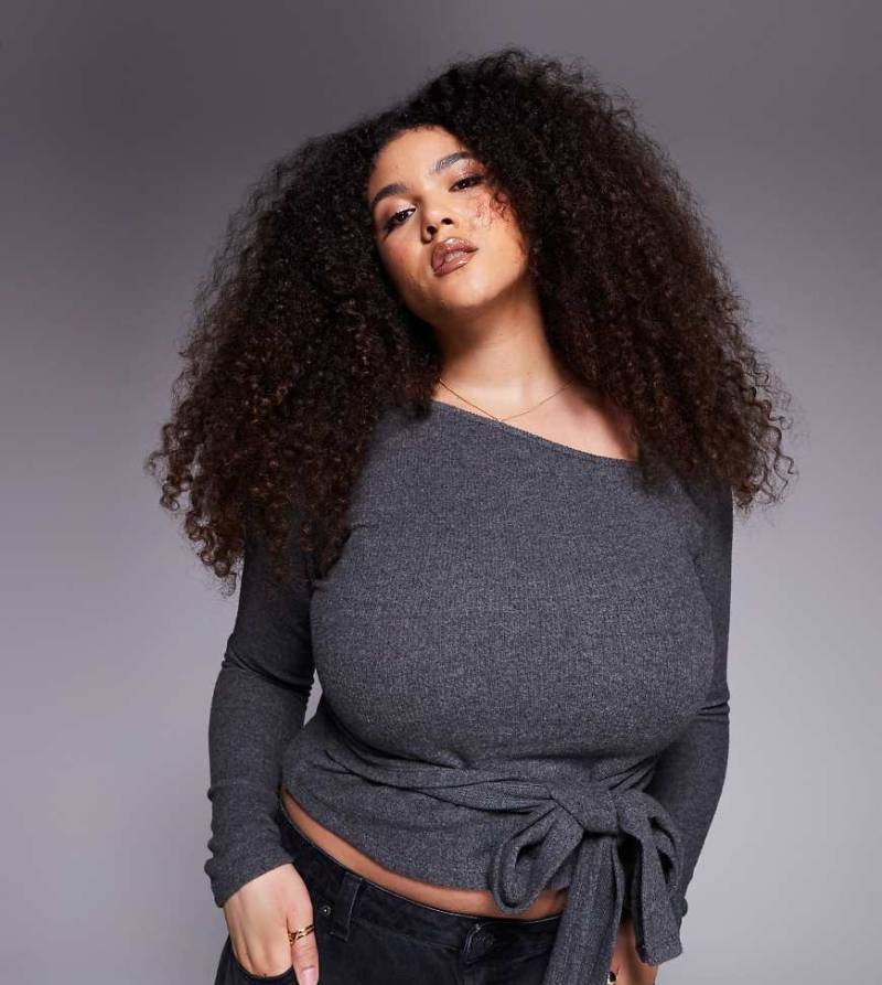 ASOS DESIGN Curve - Angerautes, langärmeliges Oberteil in Anthrazit mit asymmetrischem Ausschnitt und Bindedetail in der Taille-Grau von ASOS Curve