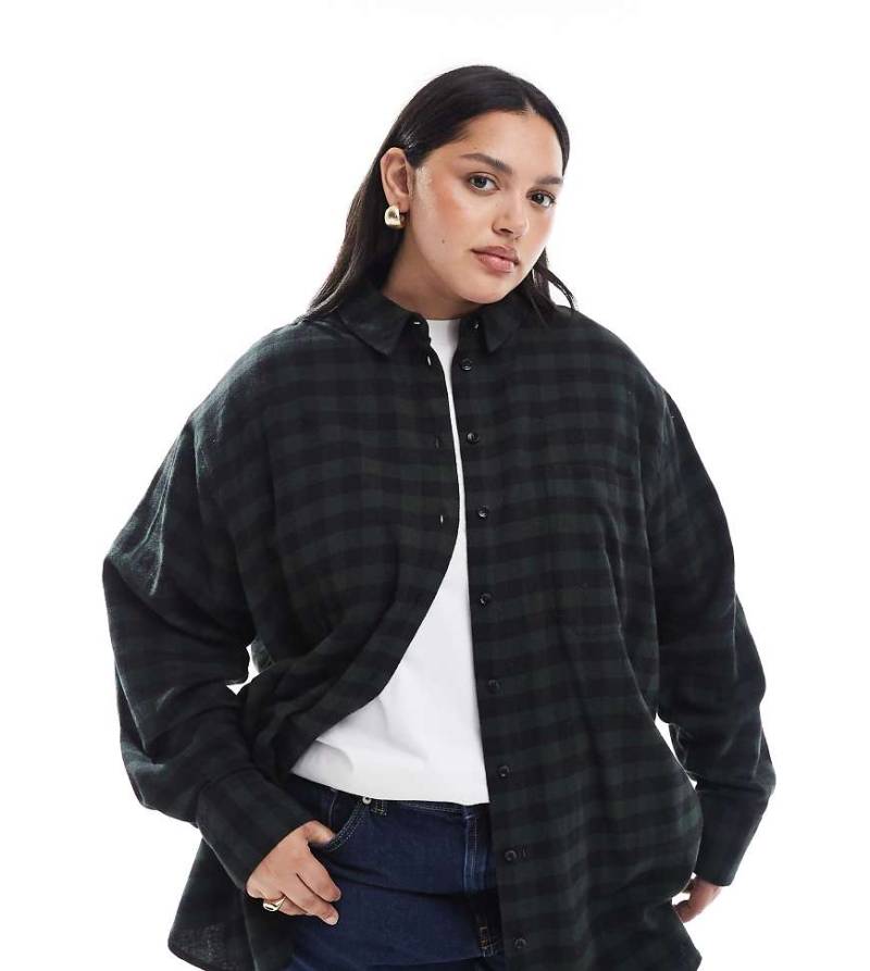 ASOS DESIGN Curve - Angerautes Oversize-Hemd in grün kariert-Brown von ASOS Curve