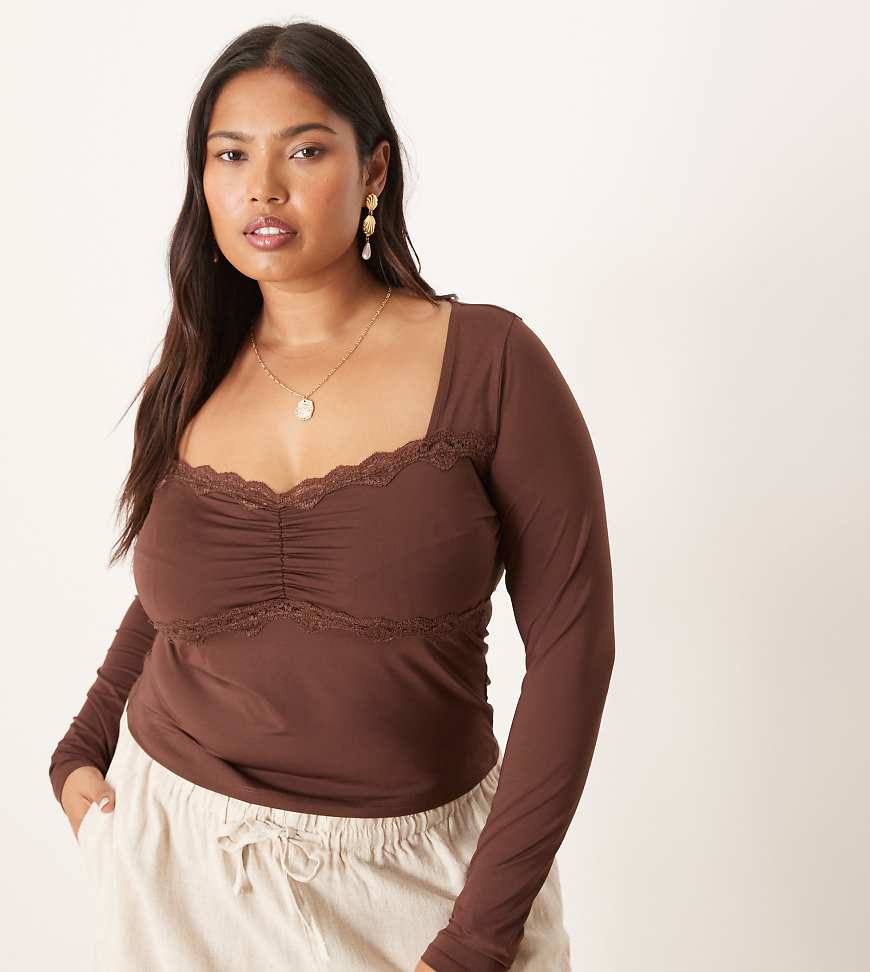 ASOS DESIGN Curve - Anschmiegsames, langärmliges Oberteil in Schokobraun mit Spitze, eckigem Ausschnitt und Raffung vorne von ASOS Curve