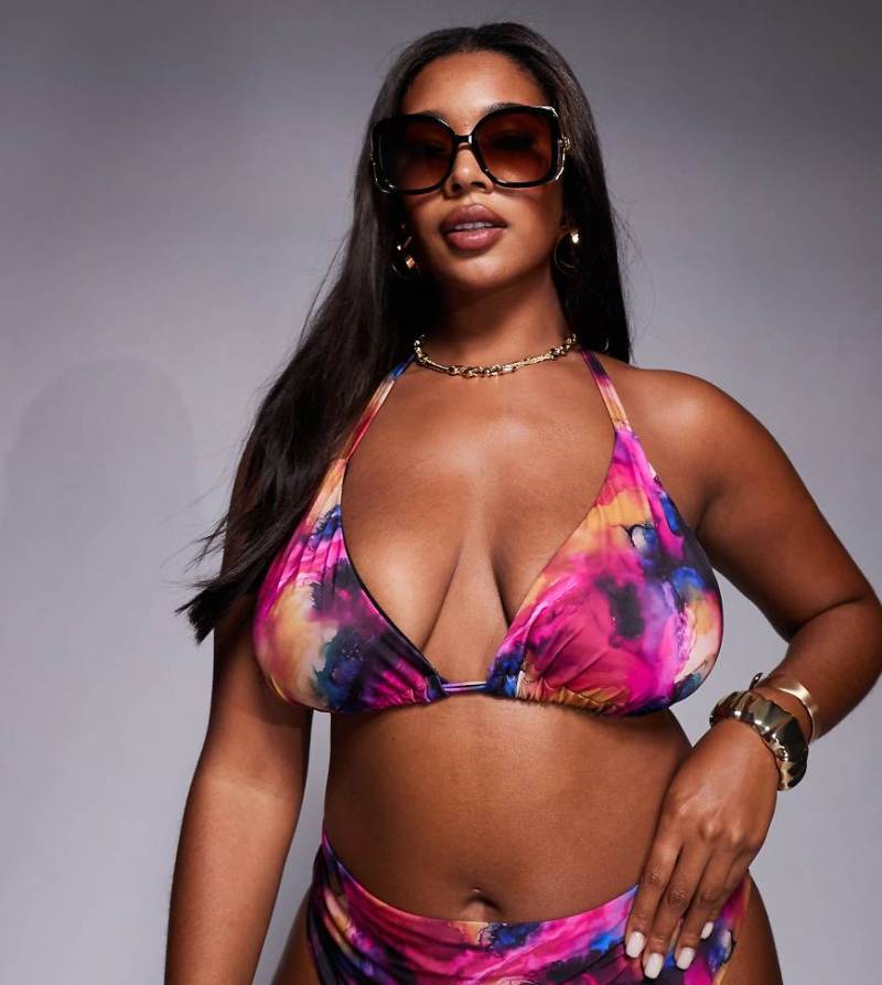 ASOS DESIGN Curve - Arina - Bikinioberteil in Rosa mit abstraktem Muster und hohem Trägeransatz-Bunt von ASOS Curve