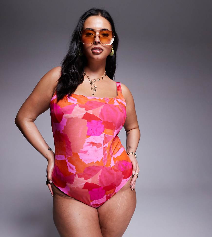 ASOS DESIGN Curve - Arina Ultimate Revenge - Formender, exklusiver Badeanzug mit eckigem Ausschnitt und abstraktem Muster in Rosa und Rot-Bunt von ASOS Curve