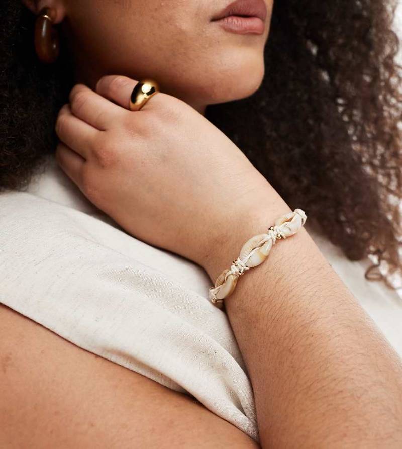 ASOS DESIGN Curve - Armband mit Kunstmuscheln und goldfarbenen Perlen von ASOS Curve