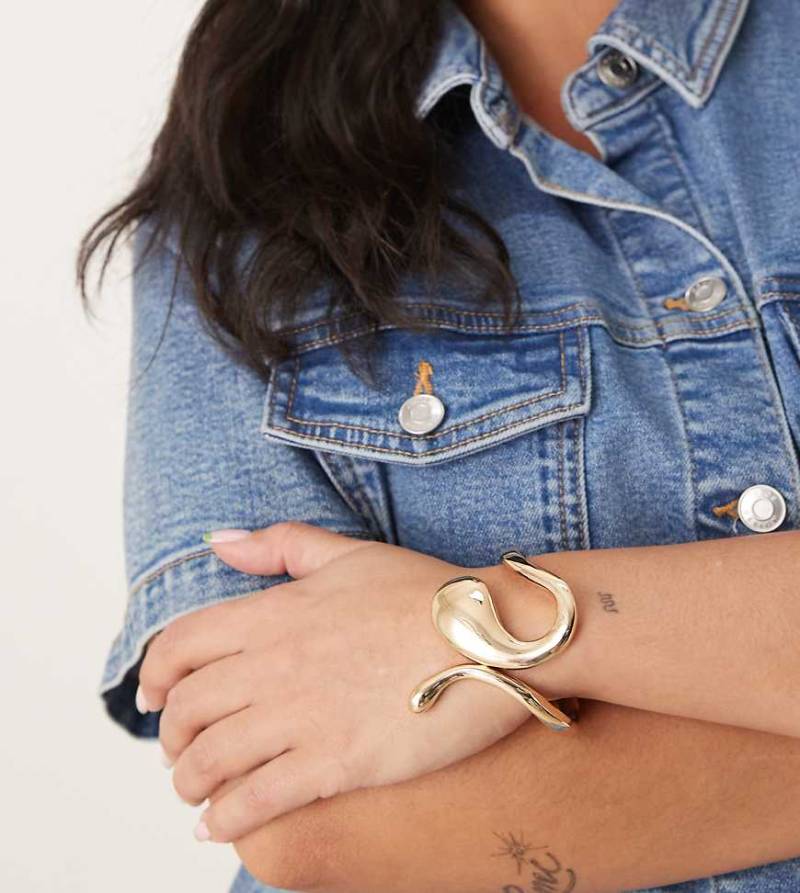ASOS DESIGN Curve - Armreif in geschmolzener Goldoptik-Goldfarben von ASOS Curve
