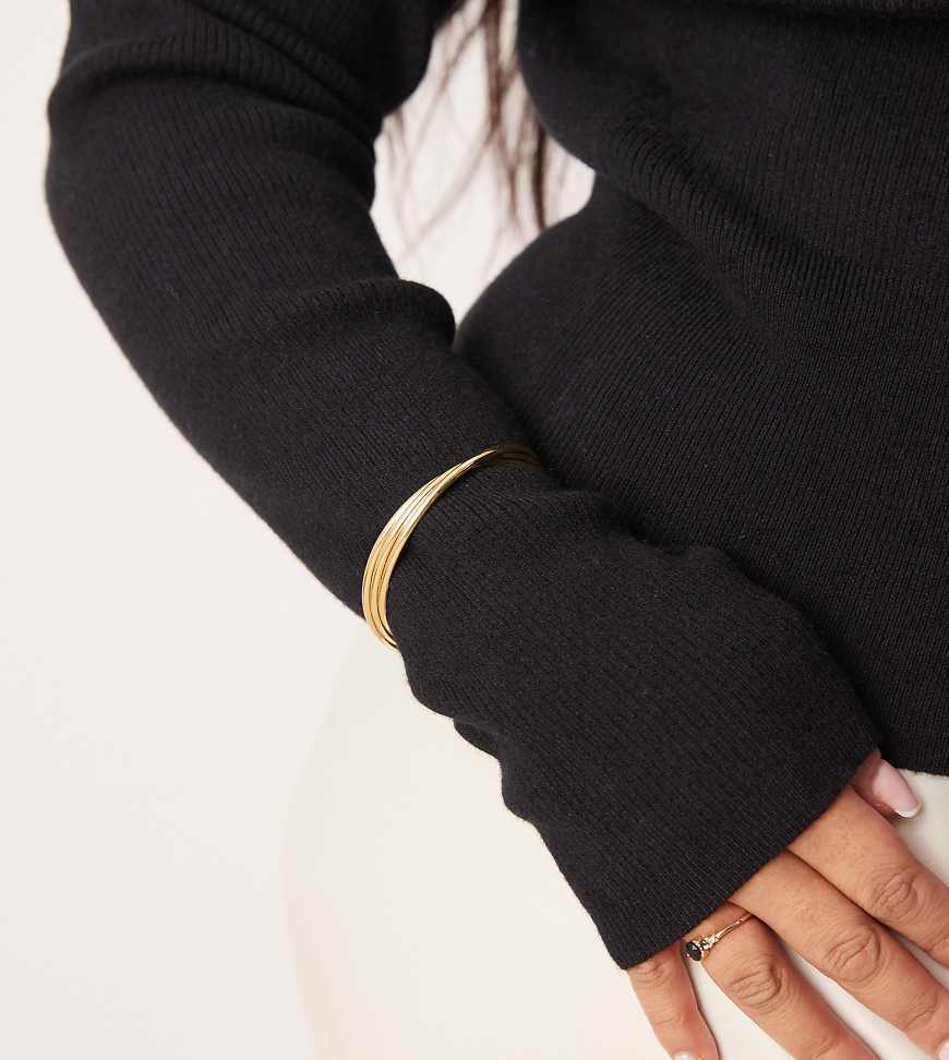 ASOS DESIGN Curve - Armreif mit 14-Karat-Vergoldung und verdrehtem Design-Goldfarben ASOS DESIGN Curve - Armreif mit 14-Karat-Vergoldung und verdrehtem Design-Goldfarben von ASOS Curve