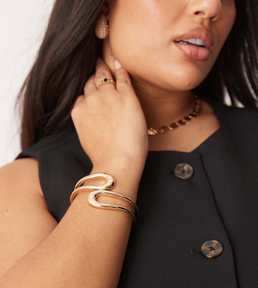 ASOS DESIGN Curve - Armreif mit offenem, umlaufendem Design in Gold-Goldfarben ASOS DESIGN Curve - Armreif mit offenem, umlaufendem Design in Gold-Goldfarben von ASOS Curve